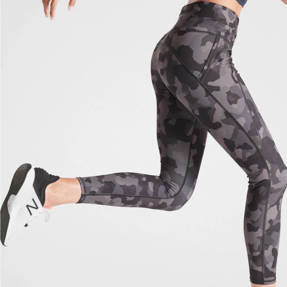Athleta Lightning Camo 7/8 Tight Size XS